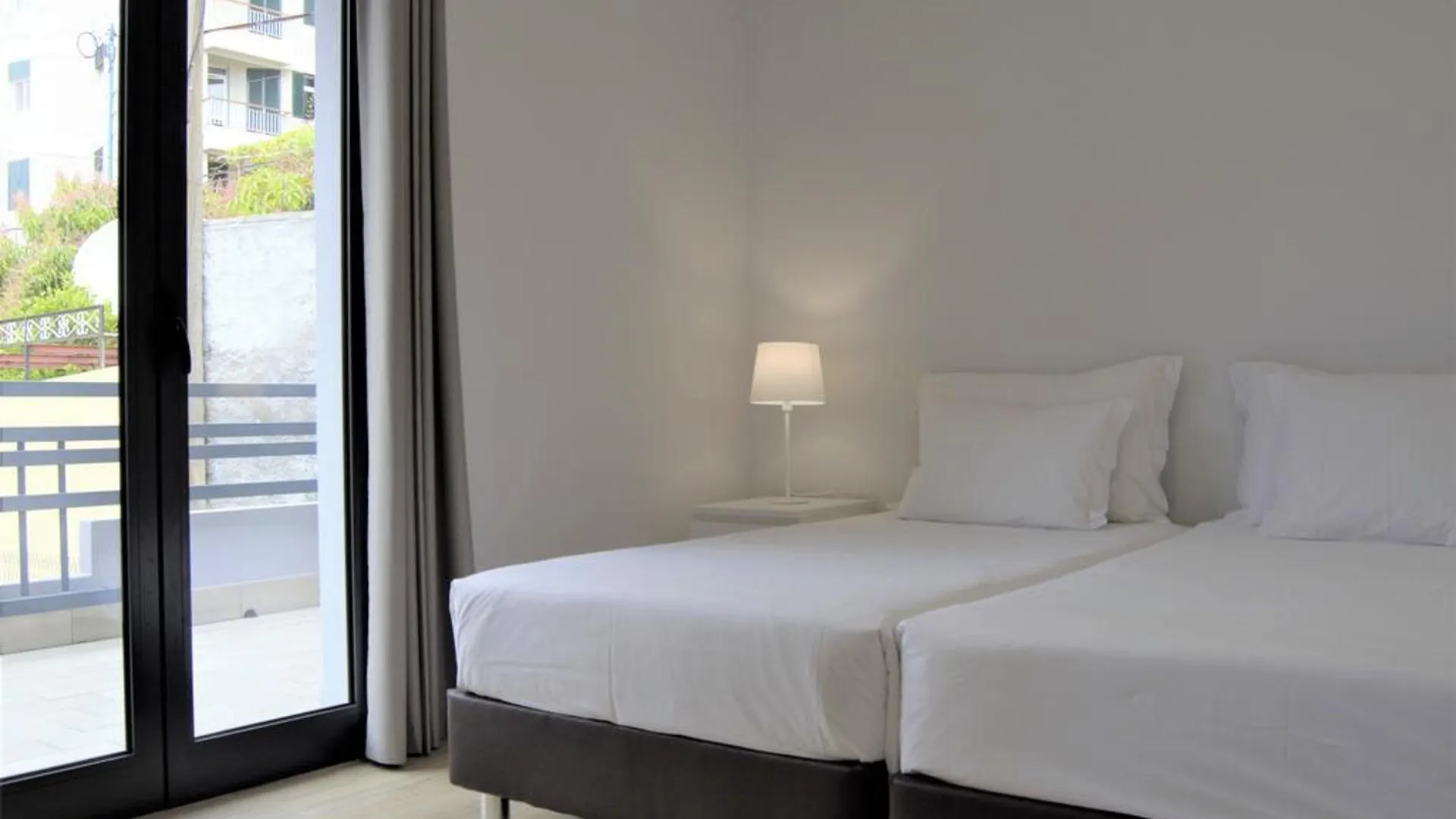 Apartamentos Turísticos Vitoria by Petit Hotels Funchal  Apartahotel Funchal (Madeira)